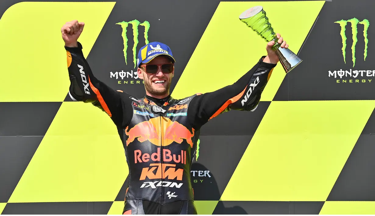 Pembalap Red Bull KTM Factory Racing, Brad Binder, melakukan selebrasi usai menjuarai balapan MotoGP Republik Ceska di Sirkuit Brno, Minggu (9/8/2020). Brad Binder menjadi yang tercepat dengan catatan waktu 41 menit 38,764 detik. (AFP/Joe Klamar)