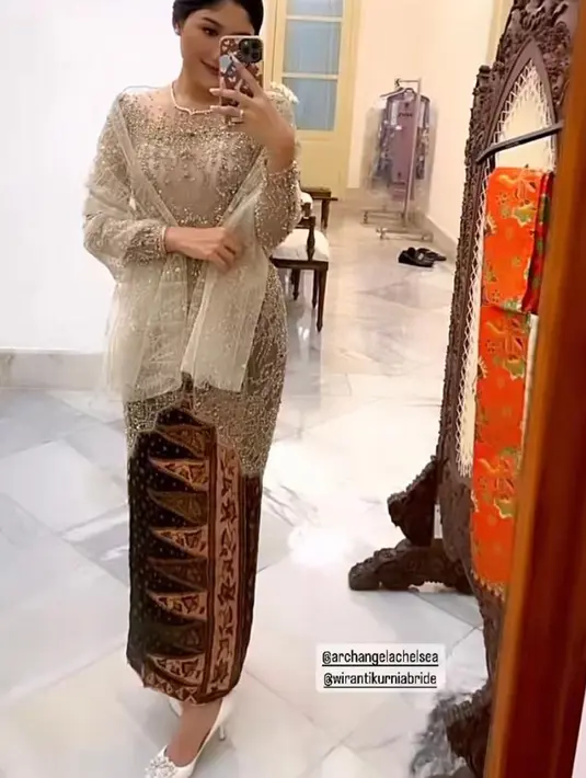 Penampilannya dilengkapi dengan sepatu hak tinggi dari Manolo Blahnik. [Instagram/erinagudono]