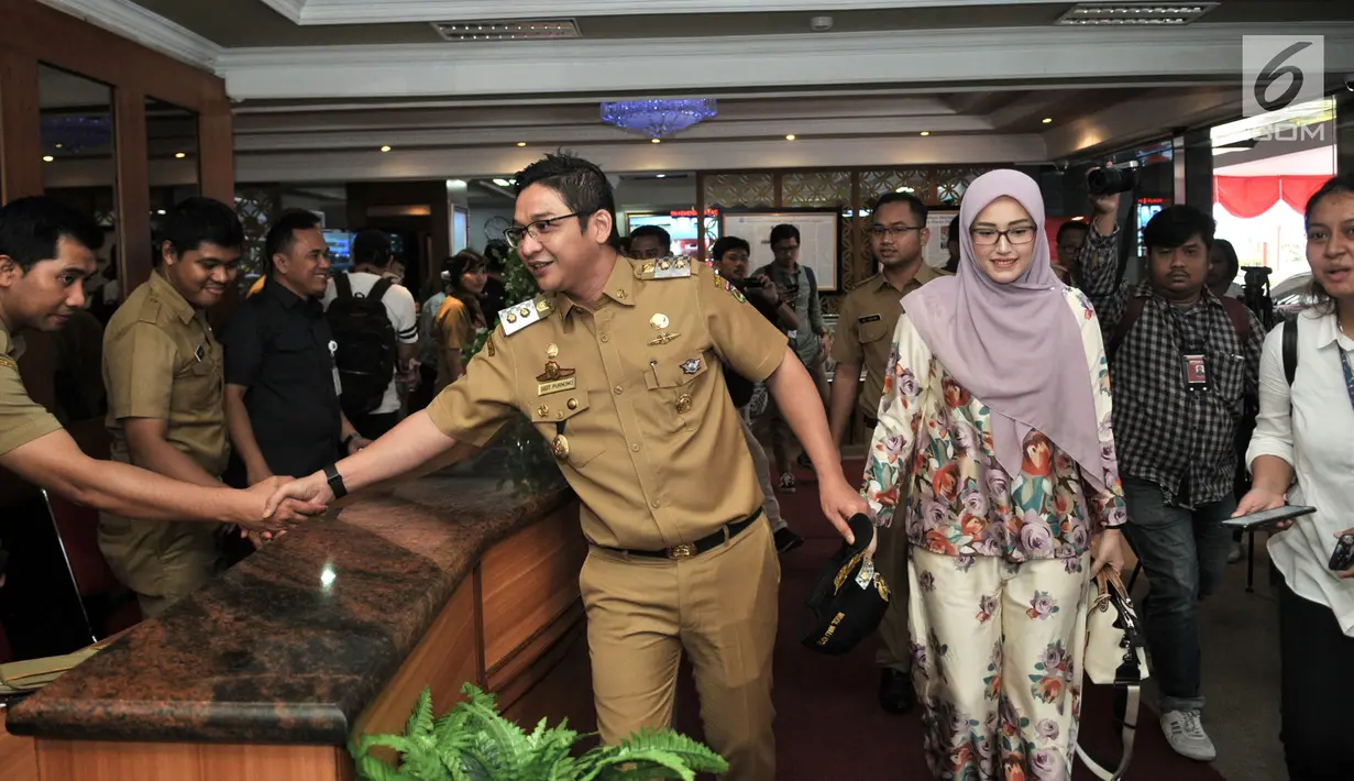 Wakil Wali Kota Palu Sigit Purnomo alias Pasha Ungu didampingi istri Adelia Wihelmina saat tiba di Kemendagri, Jakarta, Senin (12/8/2019). Kedatangan Pasha tersebut untuk bertemu Mendagri Tjahjo Kumolo guna membahas sejumlah masalah internal pengelolaan Kota Palu. (merdeka.com/Iqbal S. Nugroho)
