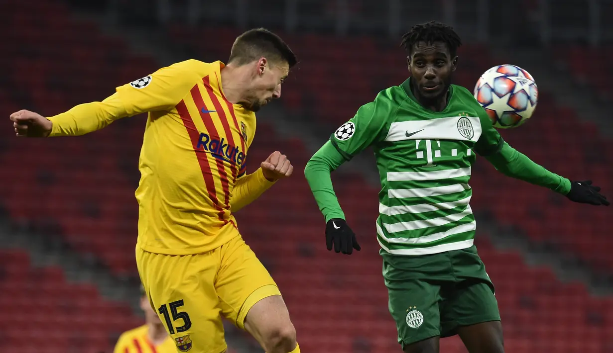 Bek Barcelona, Clement Lenglet, berebut bola dengan gelandang Ferencvaros, Tokmac Nguen, pada laga lanjutan Liga Champions di Puskas Arena, Kamis (3/12/2020) dini hari WIB. Barcelona menang 3-0 atas Ferencvaros. (AFP/Attila Kisbenedek)