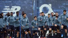 Para pemain FC Porto melakukan pemanasan saat mengikuti sesi latihan tim di tempat latihan Olival di Vila Nova de Gaia (16/2/2021). Porto akan bertanding melawan Juventus pada leg pertama babak 16 besar Liga Champions di Estadio do Dragao. (AFP/Miguel Riopa)