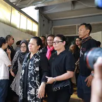 Hingga hari ini kematian putranya, Amin Yudhayani masih tak kuasa menahan tangis. Bahkan masih terus meneteskan air mata jelang dikebumikan. (Galih W. Satria/Bintang.com)