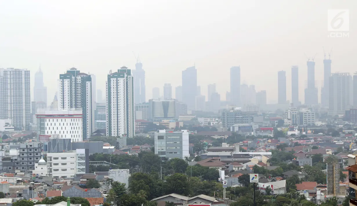 Kondisi langit kota Jakarta dilihat dari lantai 15 Graha BNPB sekitar pukul 13.00 WIB, Kamis (4/7/2019). Menurut paparan AirVisual angka 186 AQI atau Indeks Kualitas Udara berarti setiap orang mungkin mulai mengalami beberapa efek kesehatan. (Liputan6.com/Helmi Fithriansyah)