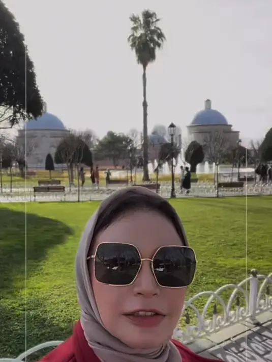 Rossa memang dikenal sering tampil dengan rambut pendeknya. Namun kali ini gaya hijab Rossa sukses mencuri perhatian para penggemarnya. Rossa tetap kece mengenakan kacamata hitam.  (Liputan6.com/IG/@itsrossa910)