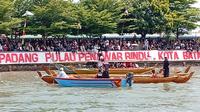 Semarak tradisi Masyrakat pesisir dalam perayaan Hut RI Ke 80 di Pulau perbatasaan Indonesia Singapura-Malaysia. (Liputan6.com/Ajang Nurdin)