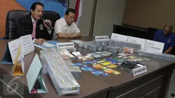 Deputi Pemberantasan Narkotika, Irjen Pol Arman Depari memberikan keterangan saat merilis Tindak Pidana Pencucian Uang (TPPU) narkotika di BNN, Jakarta, Kamis (24/11). BNN menyita aset senilai Rp 153 Miliar dari tersangka MI. (Liputan6.com/Gempur M Surya)