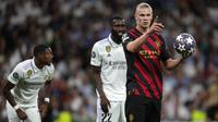 Pemain Manchester City, Erling Haaland saat laga leg pertama semifinal Liga Champions 2022/2023 melawan Real Madrid di Santiago Bernabeu, Madrid, Rabu (10/05/2023) WIB. Laga berakhir dengan skor 1-1. (AP Photo/Manu Fernandez)