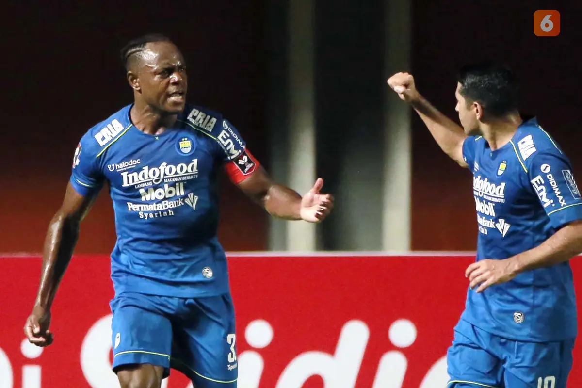 FOTO: PS Sleman Imbangi Persib Bandung 1-1 di Babak Pertama - Victor Igbonefo; Esteban Vizcarra