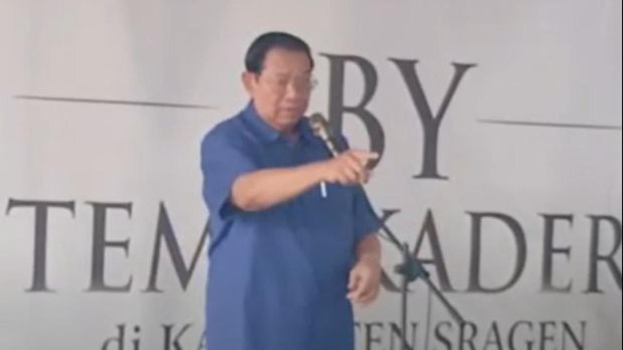 SBY meminta kadernya itu untuk memperhatikan betul arahannya. Ia mengatakan, yang tidak mendengarkan arahannya bisa terancam kehilangan posisinya.<br>