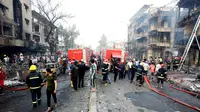 Petugas pemadam kebakaran memadamkan usai terjadinya serangan bom bunuh diri di Baghdad, Irak, (3/7). Bom yang meledak di wilayah mayoritas Syiah telah menewaskan sekitar 5 orang. (REUTERS/Khalid al Mousily)