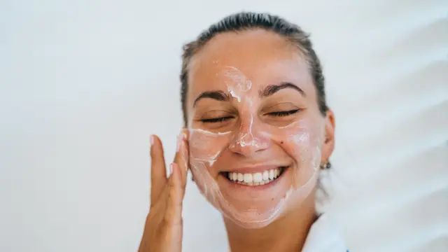 6 Penyebab Kulit Wajah Mengelupas setelah Memakai Cream dan Cara Mengatasinya