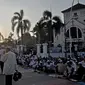 Umat muslim saat tiba untuk mengikuti sholat Idul Fitri 1443 Hijriah di kawasan Jatinegara, Jakarta Timur, Senin (2/5/2022). Setelah sempat ditiadakan selama dua tahun akibat pandemi Covid-19, Simpang Jatinegara kembali digunakan warga untuk menggelar salat Idul Fitri. (merdeka.com/Iqbal S. Nugroho)