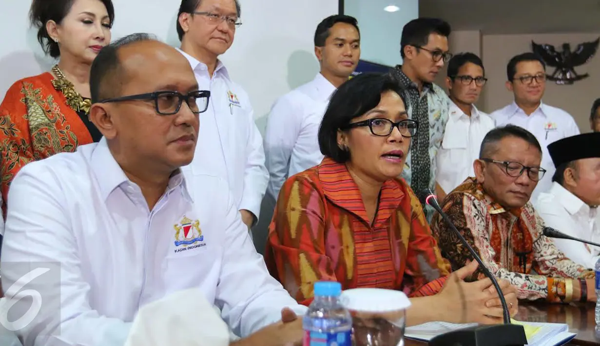 Menkeu Sri Mulyani bersama Ketum Kadin Indonesia, Rosan Roeslani dan sejumlah pengusaha anggota Kadin Indonesia memberi keterangan usai mengikuti program pengampunan pajak (tax amnesty) di Dirjen Pajak, Jakarta, Selasa (27/9). (Liputan6.com/Angga Yuniar)
