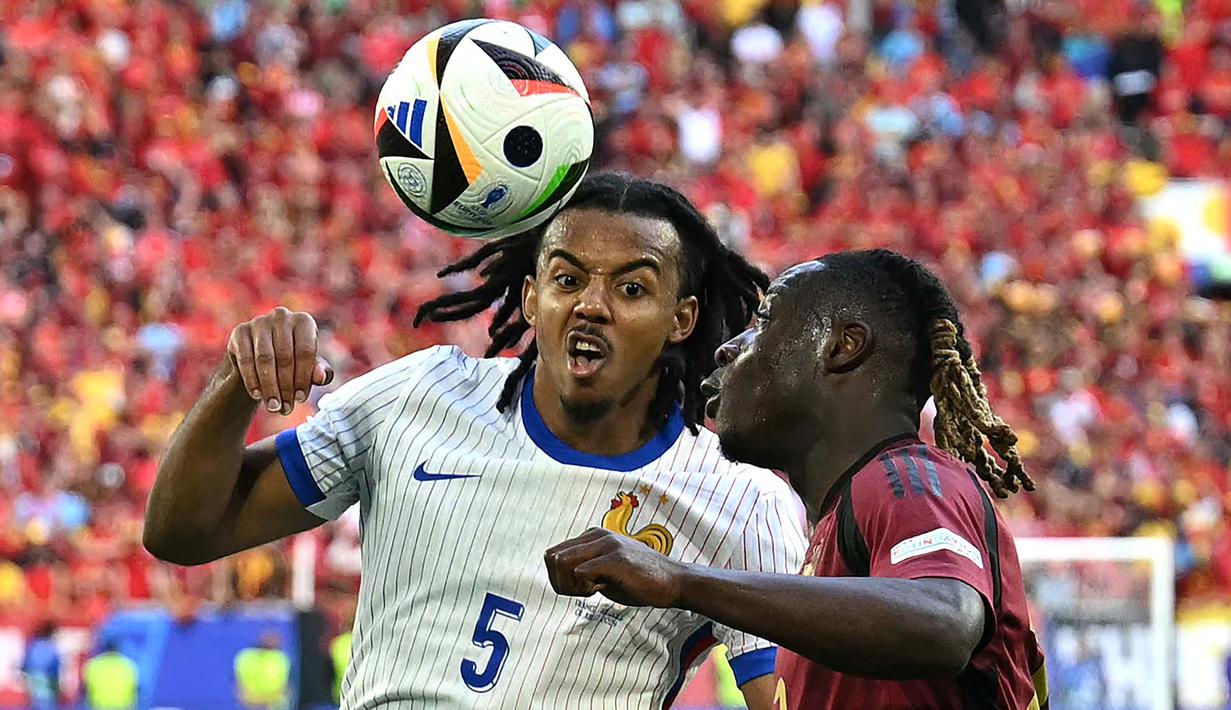 Hingga akhir babak pertama skor tetap imbang 0-0. (OZAN KOSE/AFP)