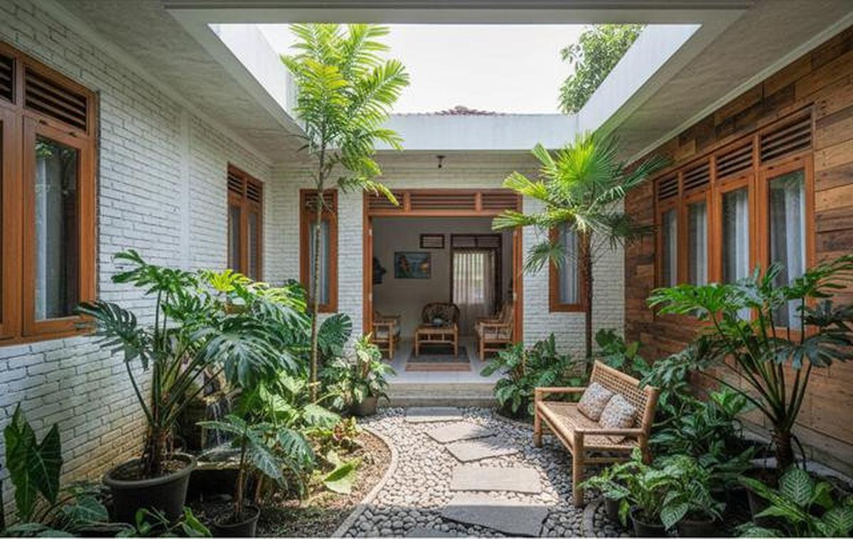 7 Inspirasi Taman dalam Rumah Tanpa Atap, Tetap Rindang Meski Ruangan Kecil