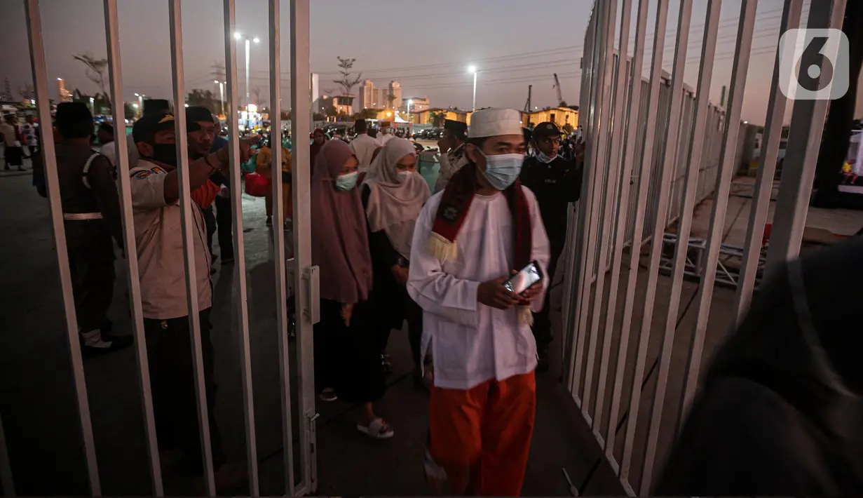 Umat muslim bersiap melaksanakan salat Idul Adha 1443 Hijriah di Jakarta International Stadium, Minggu (10/7/2022). Pemerintah menetapkan libur nasional Hari Raya Idul Adha 1443 Hijriah jatuh pada 10 Juli 2022 berdasarkan Keputusan Menteri Agama No. 668/2022 tentang Penetapan 1 Dzulhijah dan Idul Adha 1443. (Liputan6.com/Faizal Fanani)