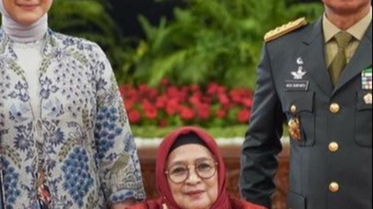 Evi merupakan ibu dari tiga anak. Ia dikenal ramah dan sederhana.