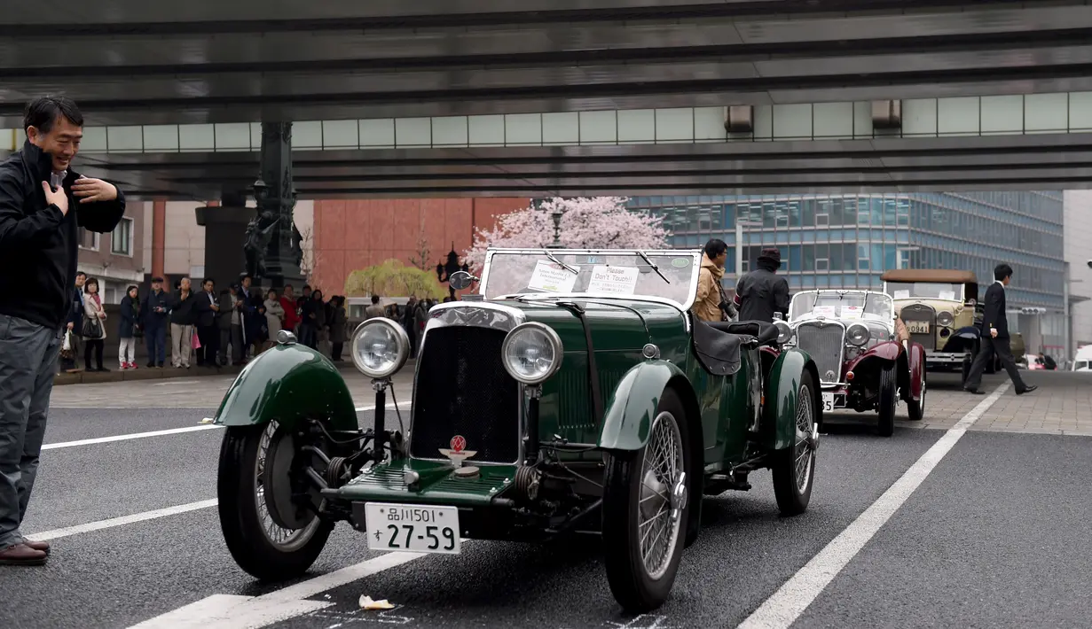 Mobil antik Aston Martin 1,5 International tahun 1930 dipajang di jembatan Nihonbashi selama Japan Classic Automobile 2016 di Tokyo, Jepang (3/4). Pameran mobil klasik ini diadakan dibawah pohoh sakura. (AFP/Toshifumi Kitamura)