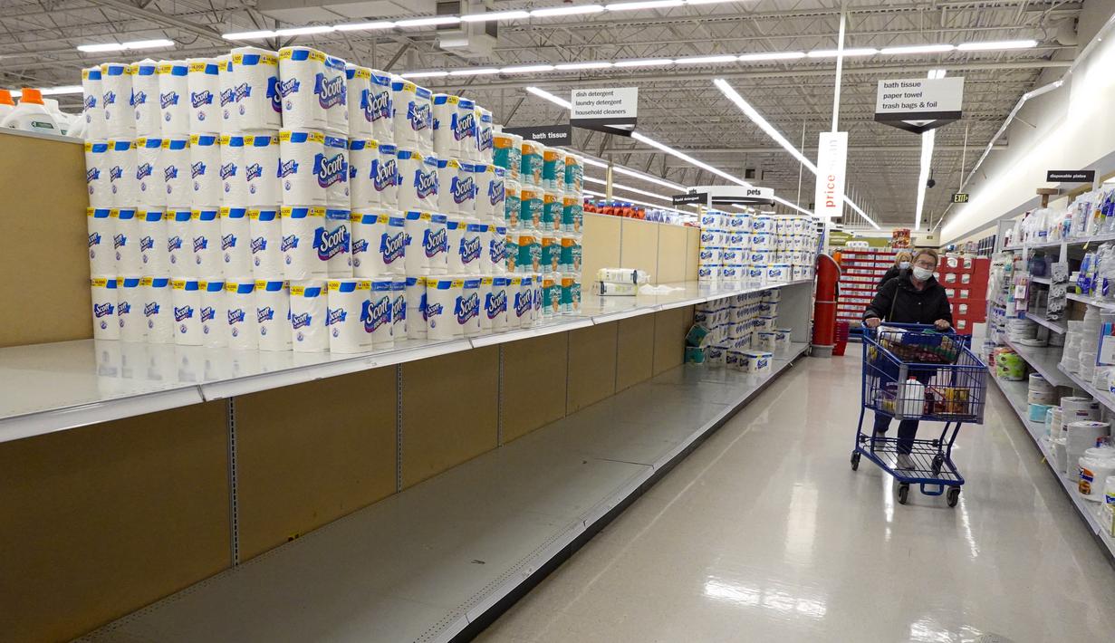 Rak di bagian paper towel atau handuk kertas dan tisu toilet habis di Meijer Store di Carmel, negara bagian Indiana, 17 November 2020. Lonjakan kasus COVID-19 di AS membuat orang kembali ke toko untuk menimbun lagi, meninggalkan rak kosong dan memaksa pengecer membatasi pembelian (AP/Michael Conroy)