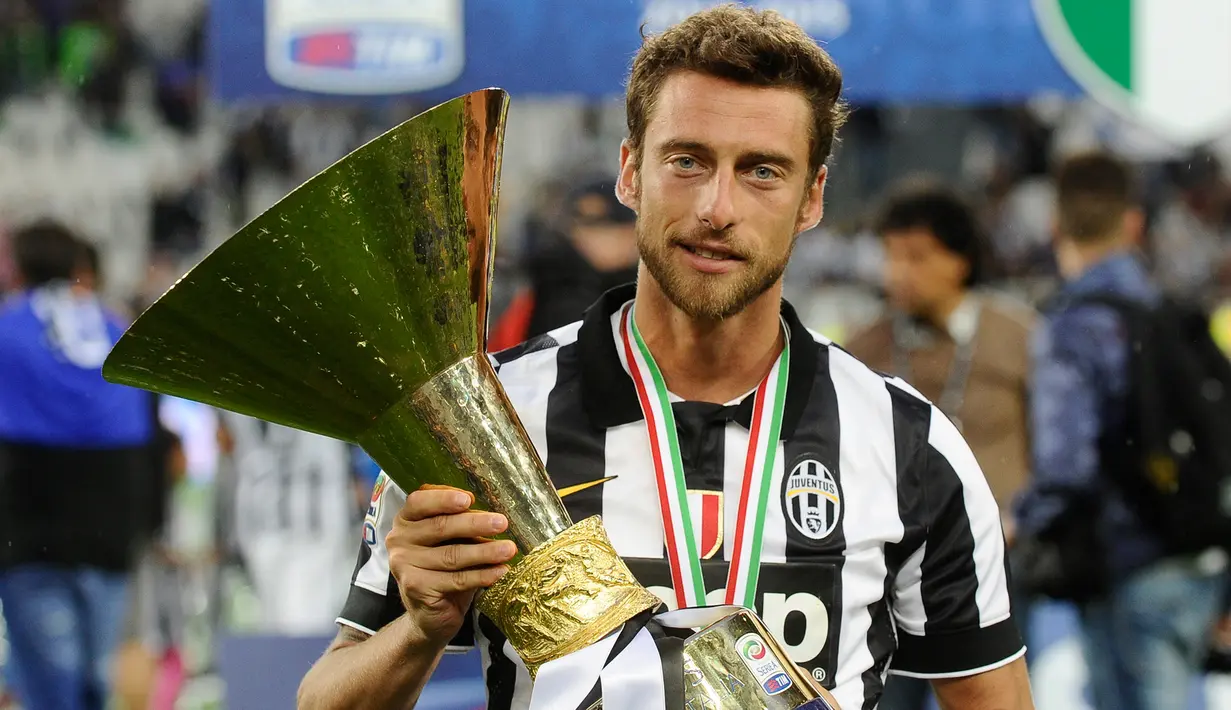Gelandang Juventus, Claudio Marchisio tersenyum sambil membawa trofi Serie A 2014-15 di Juventus Arena, Italia, (23/5/2015). Ini merupakan Gelar ke-31 Juventus di Serie A. (Reuters/Giorgio Perottino)