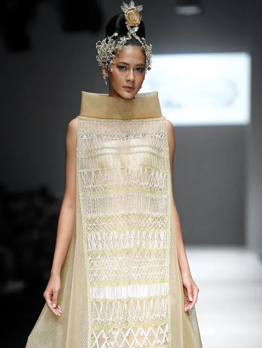 Paula Verhoeven terlihat begitu cantik dan menawan saat mengenakan dress bernuansa gold serta mengenakan aksesoris di kepalanya. (Liputan6.com/IG/@paula_verhoeven)