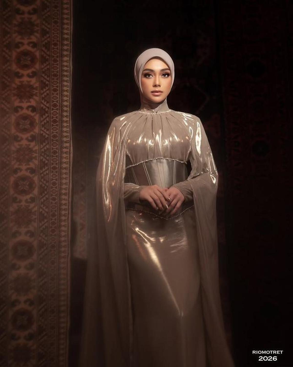 8 Potret Celine Evangelista Pakai Gaun Cape Elegan, Tampil Anggun dalam Balutan Hijab yang Menawan