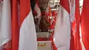 Seorang warga saat akan membeli bendera Merah Putih dan pernak-pernik perayaan 17 Agustus di kawasan Pasar Minggu, Jakarta, Selasa (4/8/2015). Menjelang Hari Kemerdekan RI, sejumlah pedagang bendera musiman mulai berdatangan. (Liputan6.com/Yoppy Renato)