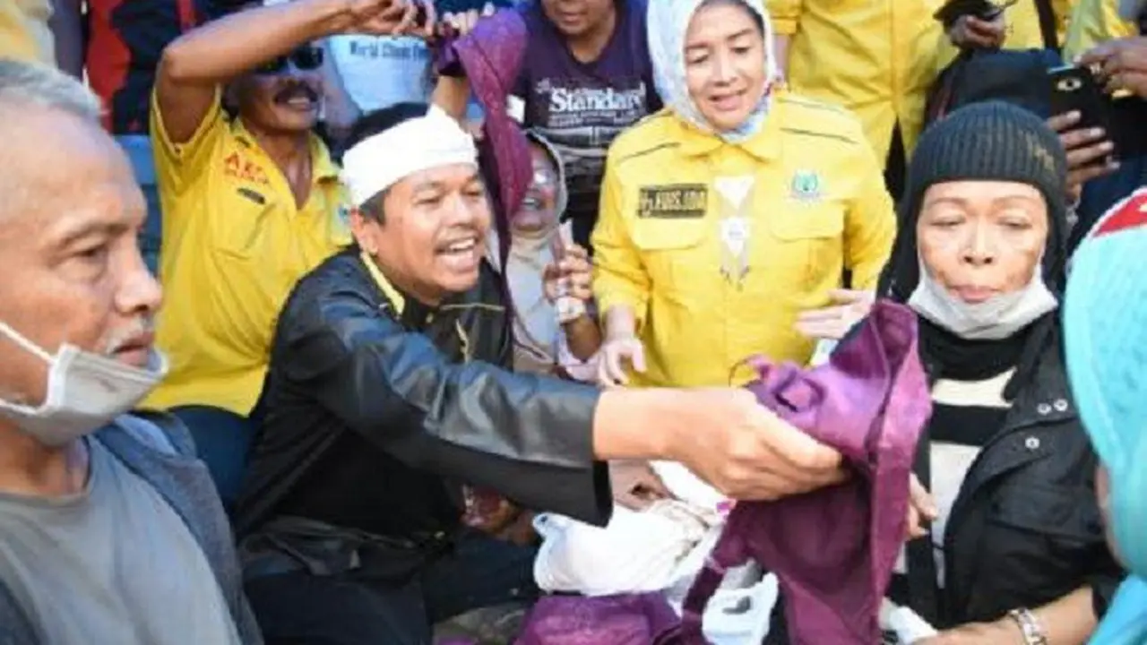 Korban Banjir Bandang Garut Berebut Pakaian Dalam