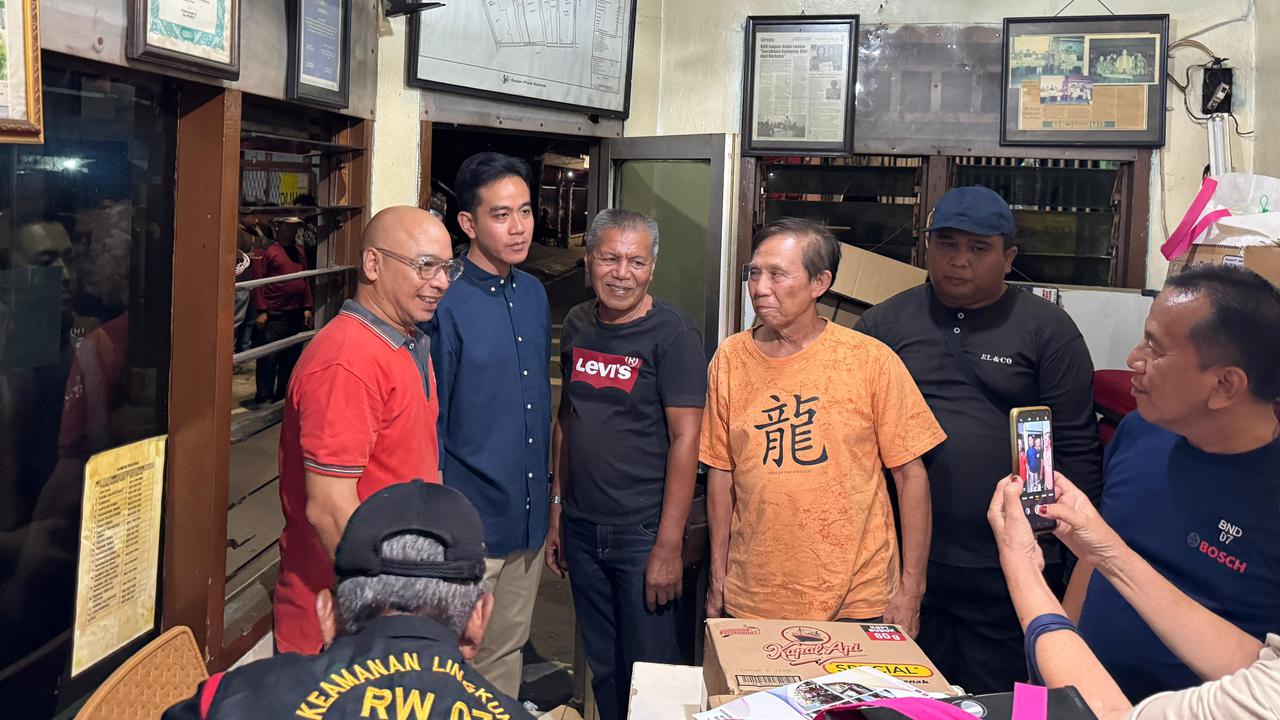 VIDEO: Kejutan Gibran Malam-malam Blusukan Cek Pos Siskamling Kwitang-Kembangan Pasca-Demo Rusuh