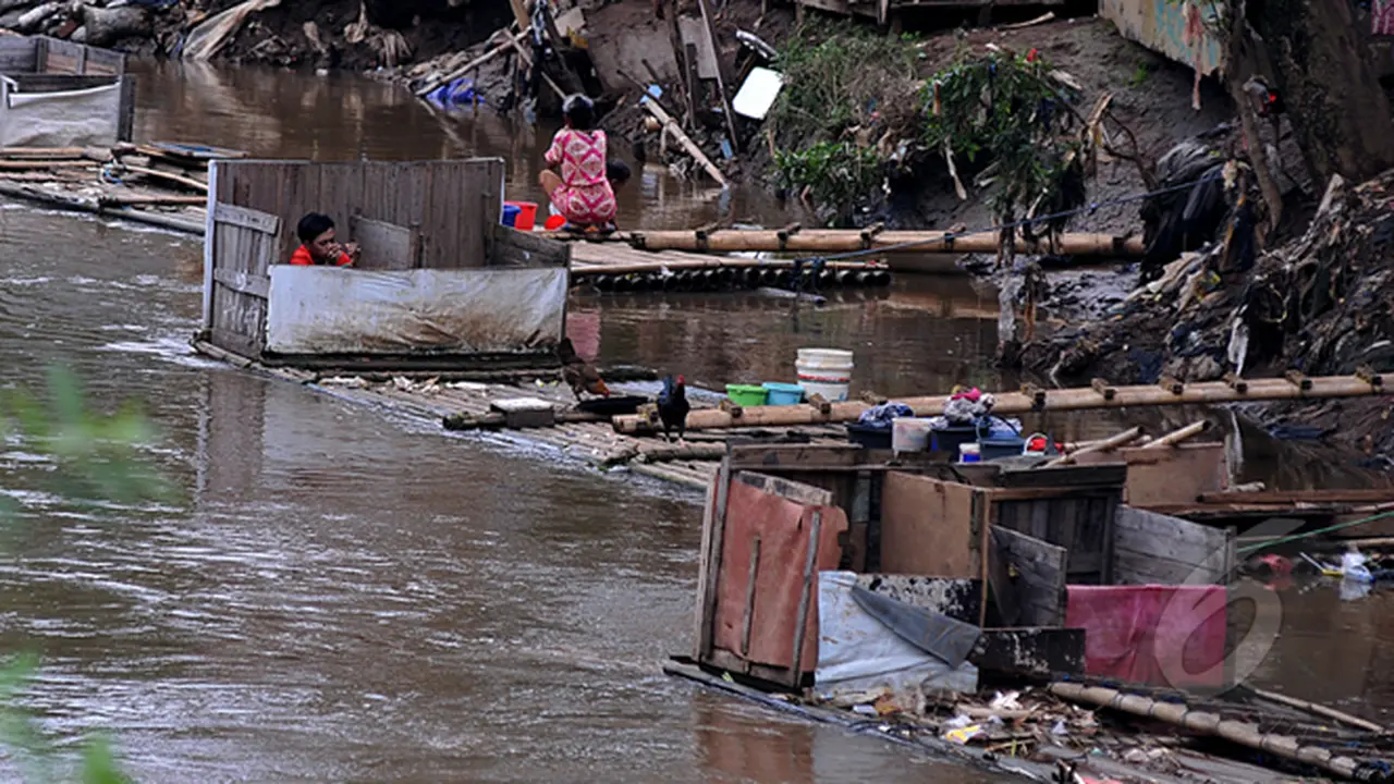 Aktivitas Warga Bantaran Kali Ciliwung