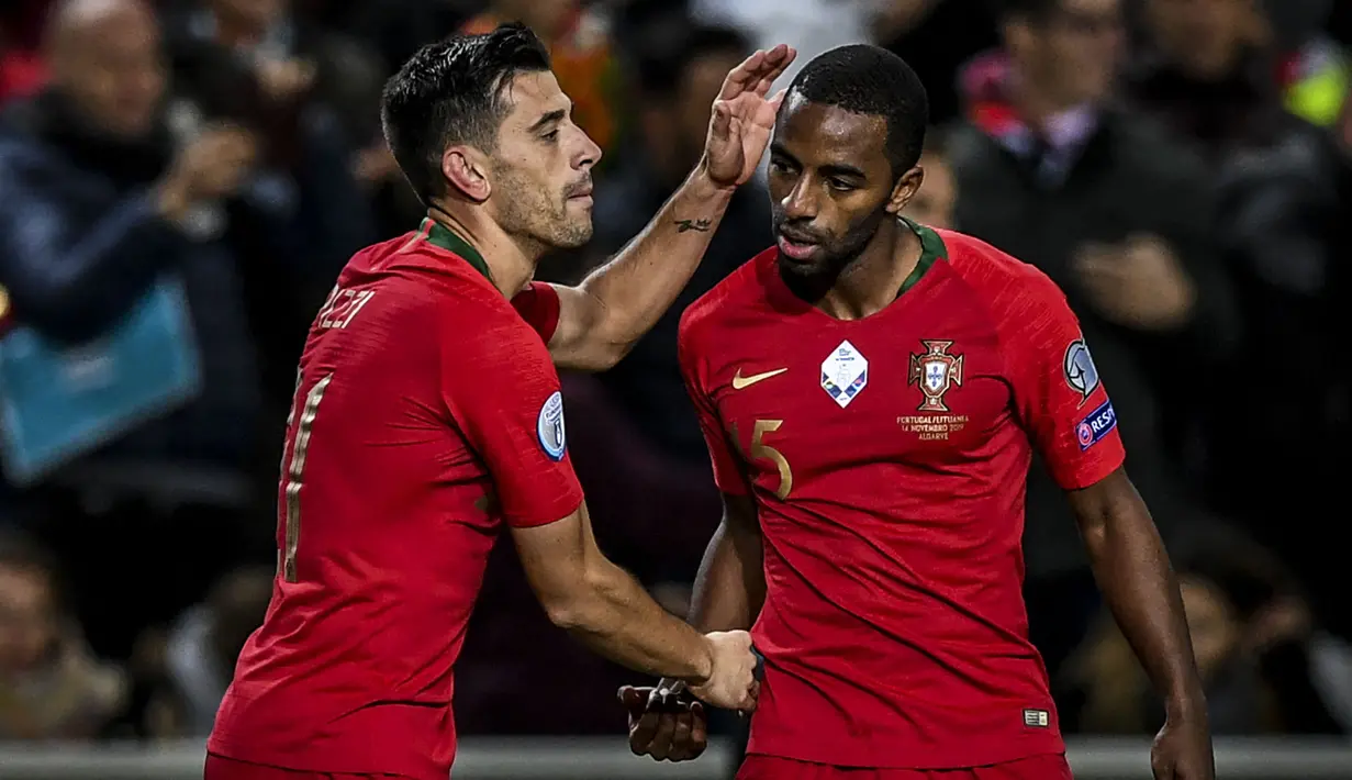 Ricardo Pereira (kanan) mampu tampil apik bersama Leicester City di Liga Inggris musim ini dengan menyumbangkan dua assist. Sayangnya, hal tersebut masih belum cukup membuat Fernando Santos meliriknya. (AFP/Patricia De Melo Moreira)