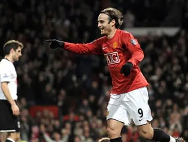 Manchester United&#039;s forward Dimitar Berbatov after scoring the second goal during English Premiership match against Fulham at Old Trafford, Manchester, on February 18, 2009. AFP PHOTO/ANDREW YATES