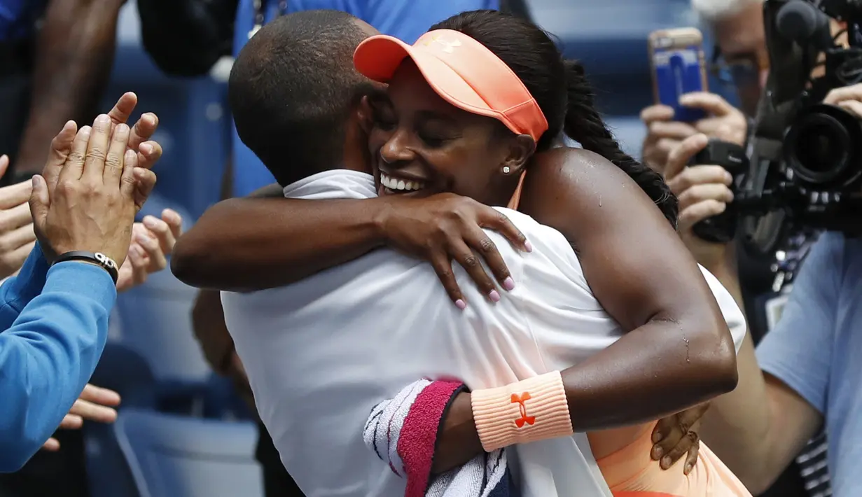 Sloane Stephens memeluk pelatihnya Kamau Murray setelah mengalahkan Madison Keys pada final AS Terbuka 2017  di Arthur Ashe Stadium, New York, (9/9/2017). Stephens menang atas Madison Keys 6-3, 6-0. (AP/Adam Hunger)