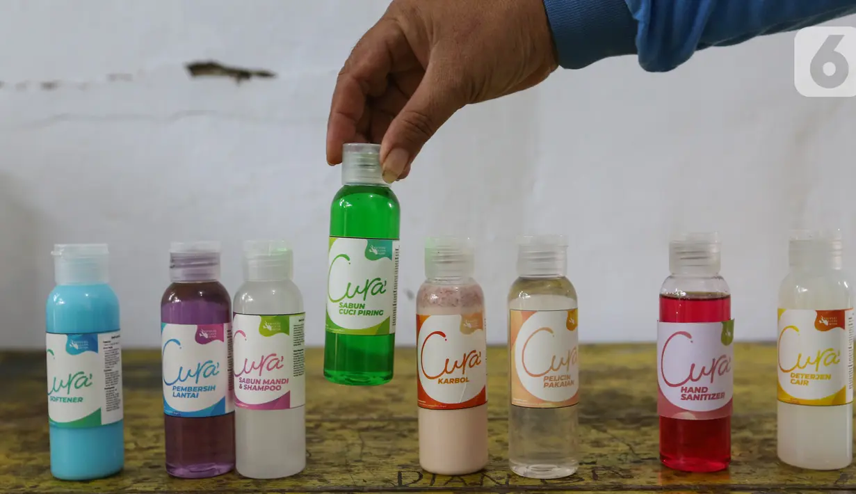 Deretan produk tangga rumah cairan kebersihan seperti sabun mandi cair, sampo, deterjen, karbol dan produk cairan kebersihan di Toko Cura Pulau Harapan, Kepulauan Seribu Jakarta, Sabtu (22/5/2021). Toko dikelola oleh ibu-ibu Bank Sampah Tanjung Harapan. (Liputan6.com/Fery Pradolo)
