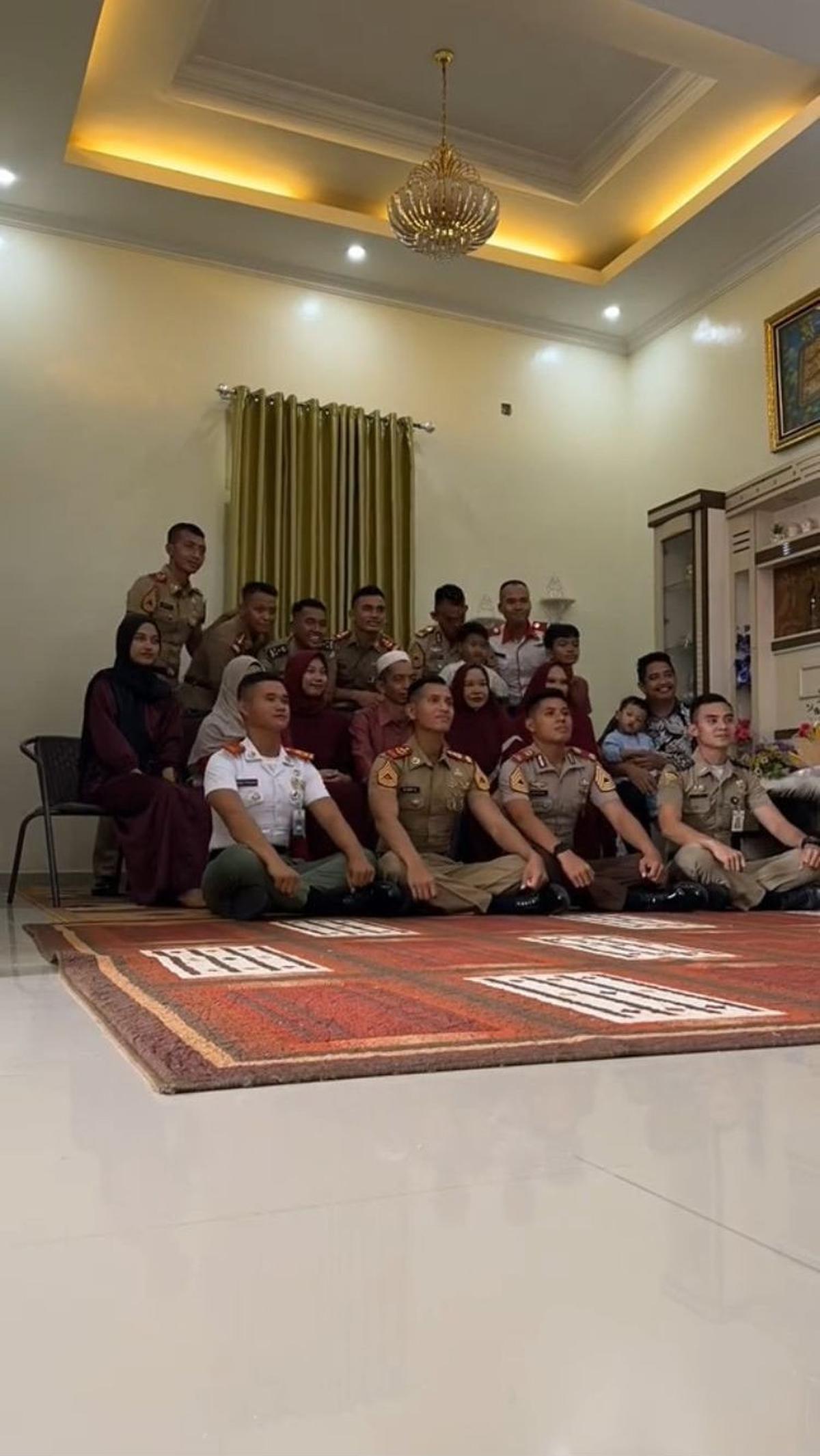 Mereka juga melakukan sesi foto bersama keluarga asuh dengan seragamnya masing-masing sebelum kembali ke tempat asalnya.