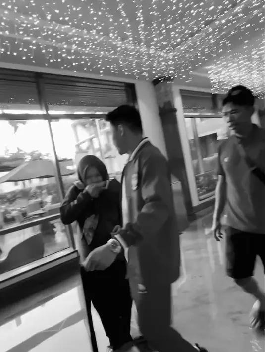 Rismahani atau biasa disapa Ima mengantarkan sang suami yang berangkat ke Turki. Sekedar informasi, sebelum mengikuti Piala Asia di Qatar pada Januari 2024 mendatang, Timnas menjalani pemusatan latihan (TC) di Turki. [Instagram/rismahanisulaiman_]