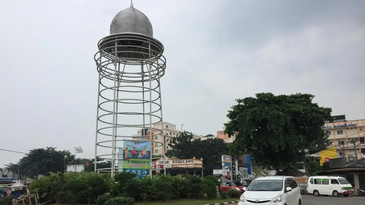Arus lalu lintas di Jalan Siliwangi dari arah Universitas Pamulang (Unpam) menuju Muncul, Pamulang, Tangerang Selatan, tampak lengang di hari pertama penerapan Pembatasan Sosial Berskala Besar (PSBB), Sabtu (18/4/2020).
