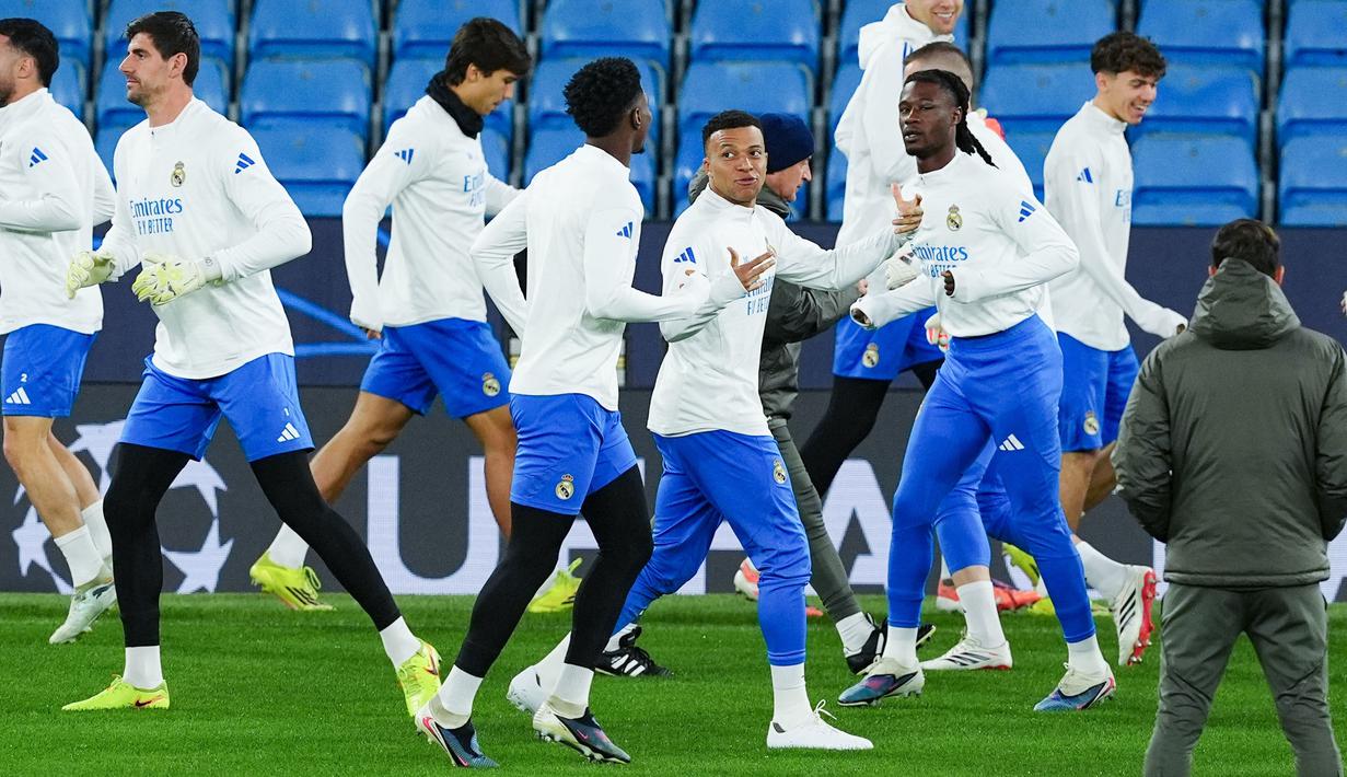 Real Madrid juga akan tampil dengan kekuatan penuh di kandang The Cityzens dengan kembalinya Kylian Mbappe. (AP Photo/PA/Martin Rickett)