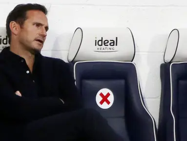 Pelatih Chelsea, Frank Lampard, tampak kecewa usai anak asuhnya hampir dikalahkan West Bromwich Albion pada laga Liga Inggris di Stadion Hawthorns, Minggu (27/9/2020). Kedua tim bermain imbang 3-3. (Nick Potts/Pool via AP)