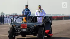 Panglima TNI Laksamana Yudo Margono (kanan) menaiki kendaraan saat memimpin upacara peringatan HUT ke-77 TNI AU di Lanud Halim Perdanakusuma, Jakarta, Minggu (9/4/2023). Sebanyak 3.693 personel dilibatkan dalam perayaan ini. (Liputan6.com/Faizal Fanani)