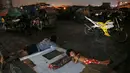 Warga dan anaknya tidur di udara terbuka di kawasan Tondo, Manila, Selasa (18/10). Banyak warga Filipina memilih tidur di jalan dan meninggalkan rumah mereka karena khawatir menjadi sasaran terkait operasi anti-narkoba Duterte. (REUTERS/Damir Sagolj)