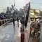 Tumpahan Oli di Jalan Kalianda Bikin Pemotor Berjatuhan, Damkar Turun Tangan