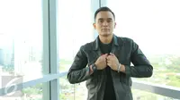 Presenter olahraga yang terkenal dengan kata "Jebreet", Valentino Simanjuntak saat menjadi bintang tamu dalam acara Dear Haters di Liputan6.com di Gedung SCTV Tower, Jakarta, Rabu (15/3). (Liputan6.com/Fatkhur Rozaq)