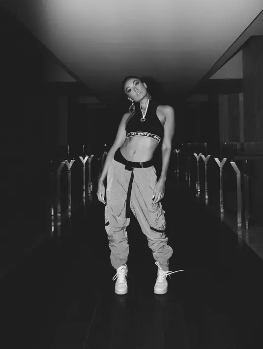 <p>Agnez Mo juga termasuk artis Indonesia yang punya bentuk badan atletis. Bukan tanpa alasan, pasalnya penyanyi yang melebarkan sayapnya di panggung international ini rajin berolahraga. (Foto: Instagram.com/agnezmo)</p>