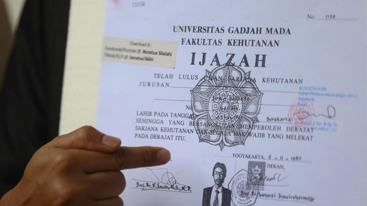 FOTO: Bonatua Silalahi Tunjukkan Salinan Ijazah Joko Widodo Tanpa Sensor di KPU RI