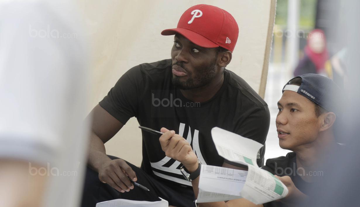 Pemain Persib, Michael Essien dan Achmad Jufriyanto berdiskusi saat menjadi juri pada turnamen Adidas Tango League di Senayan City, Jakarta, Minggu (13/8/2017). Acara ini merupakan bagian dari peluncuran sepatu anyar Adidas. (Bola.com/M Iqbal Ichsan)