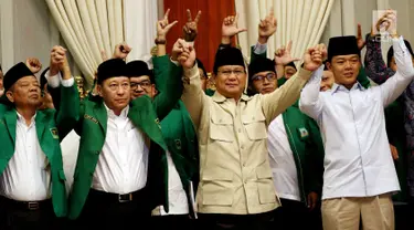 Ketua Umum PPP hasil Muktamar Jakarta, Humphrey Djemat, Capres Prabowo Subianto dan jajaran Pengurus PPP saat deklarasi dukungan capres-cawapres nomor urut 02, Prabowo-Sandiaga di Rumah Kertanegara, Jakarta, Rabu (28/11). (Liputan6.com/Johan Tallo)