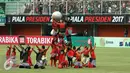 Penari mengangkat bola bola saat membawakan tarian kontemporer di Stadion Maguwoharjo, Sleman, Sabtu (4/2). 100 penari D.I. Yogyakarta tampil memeriahkan pembukaan Piala Presiden 2017. (Liputan6.com/Helmi Fithriansyah)