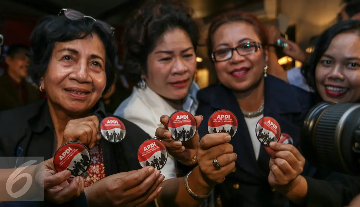 Sejumlah anggota APDI menunjukkan pin usai deklarasi APDI, Jakarta, Rabu (23/3/2016). APDI mendorong pelaksanaan pilkada 2017 tanpa kriminalisasi terhadap calon Kepala Daerah. (Liputan6.com/Yoppy Renato)