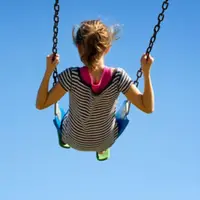 Pria ini awalnya cuma bermain ayunan biasa hingga akhirnya gerakannya semakin masif. Jangan lihat kalau jantungan!